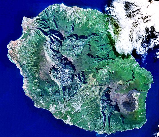 Piton de Nieges, Mascarene Archipelago, Reunion, France | Public Domain, <a href="https://commons.wikimedia.org/w/index.php?curid=391885">Link</a>