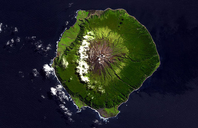Queen Mary's Peak, Tristan da Cunha, Saint Helena | By NASA ASTER volcano archive jpl - <a rel="nofollow" class="external free" href="http://www.oceandots.com/atlantic/saint-helena/tristan2.php">http://www.oceandots.com/atlantic/saint-helena/tristan2.php</a>, Public Domain, <a href="https://commons.wikimedia.org/w/index.php?curid=7986856">Link</a>