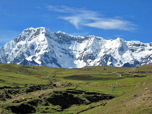 Ausangate, Peru | By <a href="//commons.wikimedia.org/wiki/User:Edubucher" title="User:Edubucher">Edubucher</a> - <span class="int-own-work" lang="en">Own work</span>, <a href="https://creativecommons.org/licenses/by-sa/3.0" title="Creative Commons Attribution-Share Alike 3.0">CC BY-SA 3.0</a>, <a href="https://commons.wikimedia.org/w/index.php?curid=16939428">Link</a>
