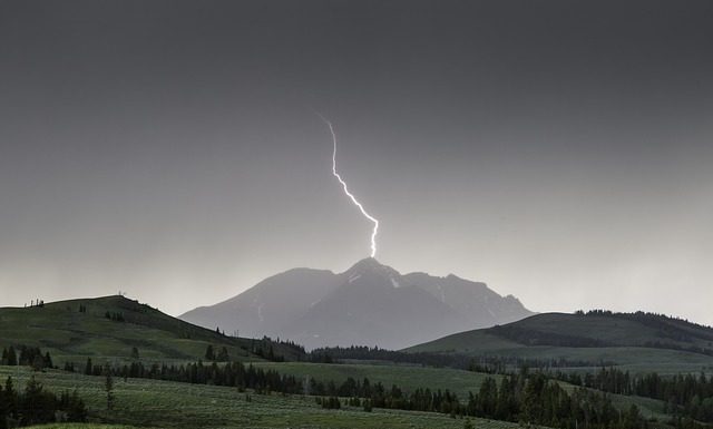 This Week’s Mountain News – October 1-7, 2018 Lightning Strike In Yellowstone National Park | Pixabay Image